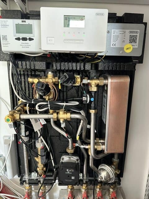 Komplet varmeinstallation med pumper og rør