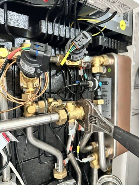 Teknisk VVS-installation med messingventiler