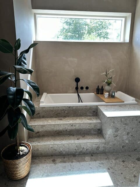 Indbygget badekar i moderne badeværelse med fliser