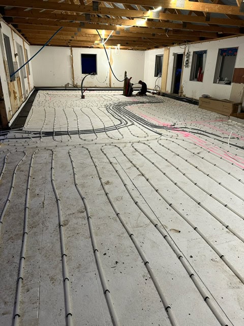 Større rum under renovering med nyinstalleret gulvvarme